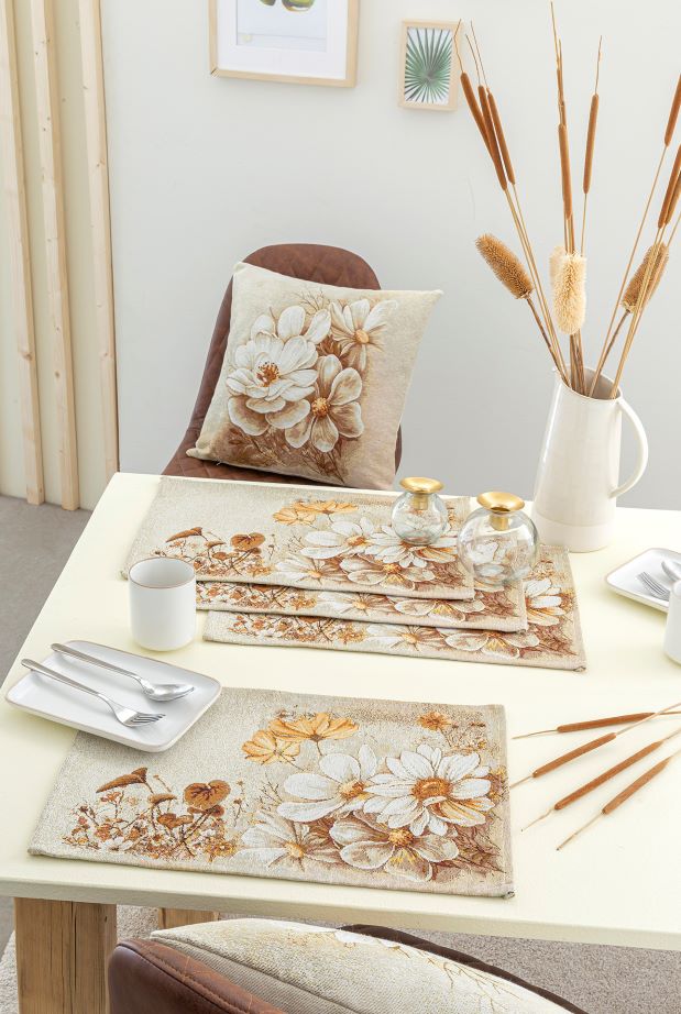 Set individual de mesa de tejido Jacquard  con flor dorada fondo beig. 30X45 NITRA.