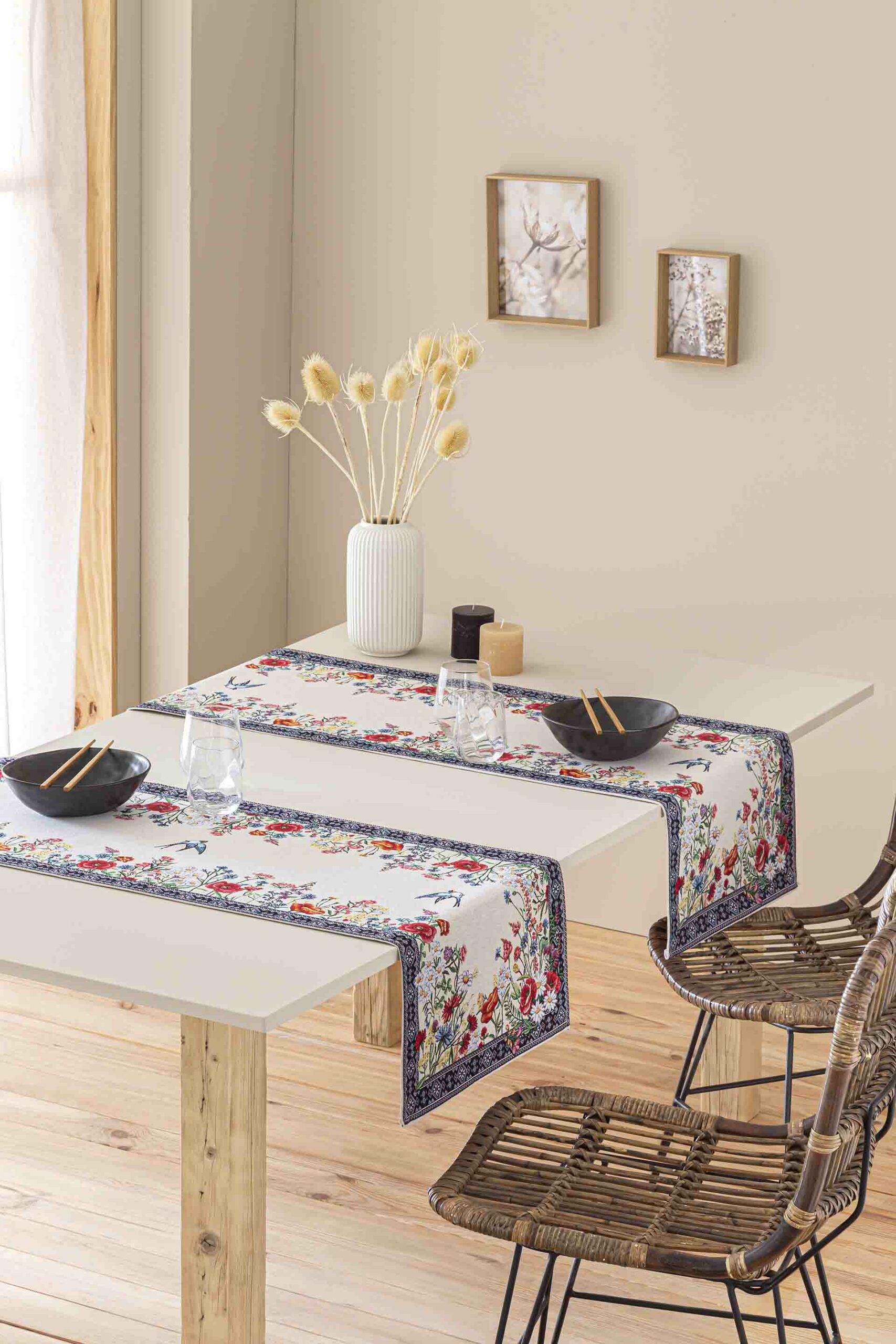 Camino de mesa de tejido jacquard  con flores y golondrinas. 40x135 CHAMOMILLE