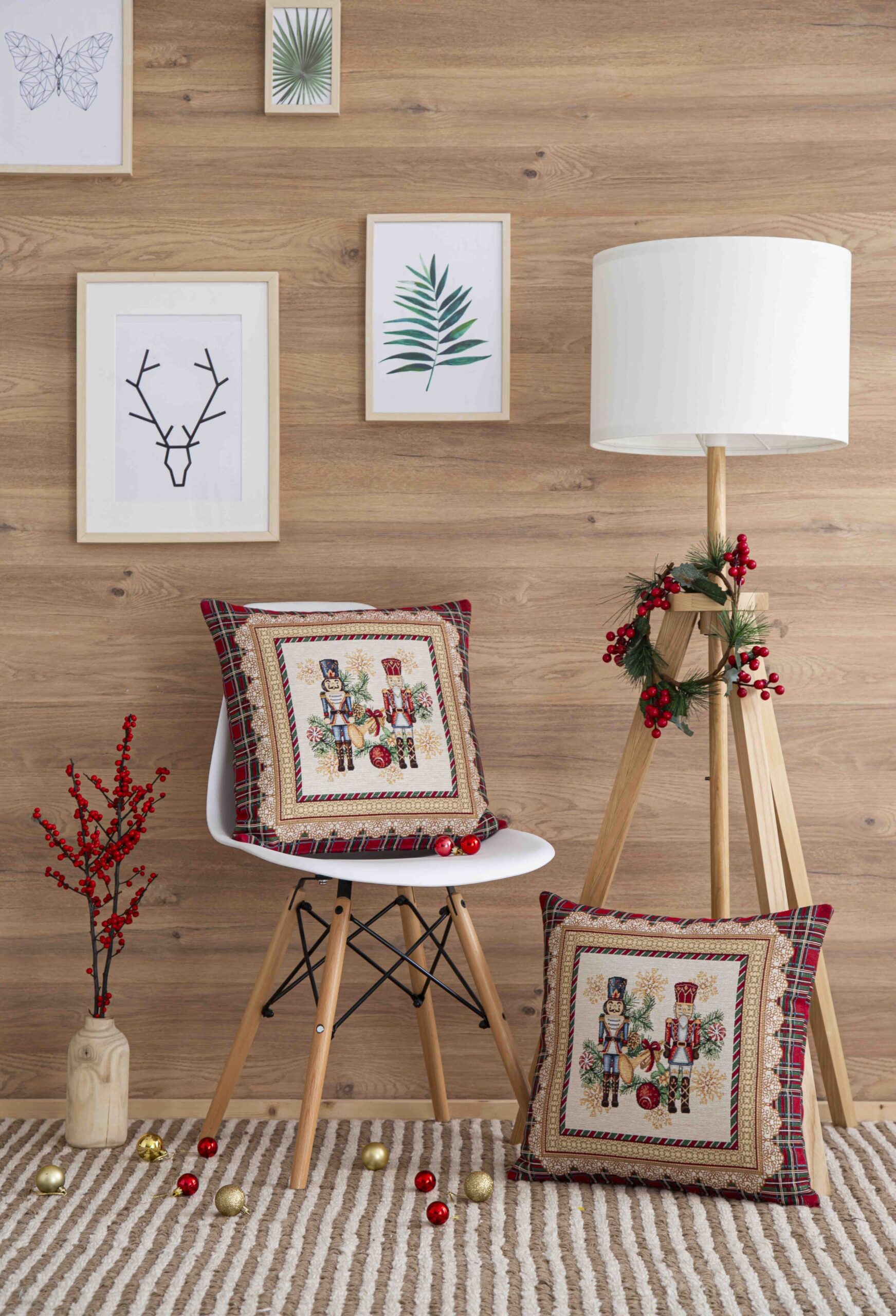 Cojin Jacquard con Cascanueces y cuadros rojos. 45x45 TAMBURELLI