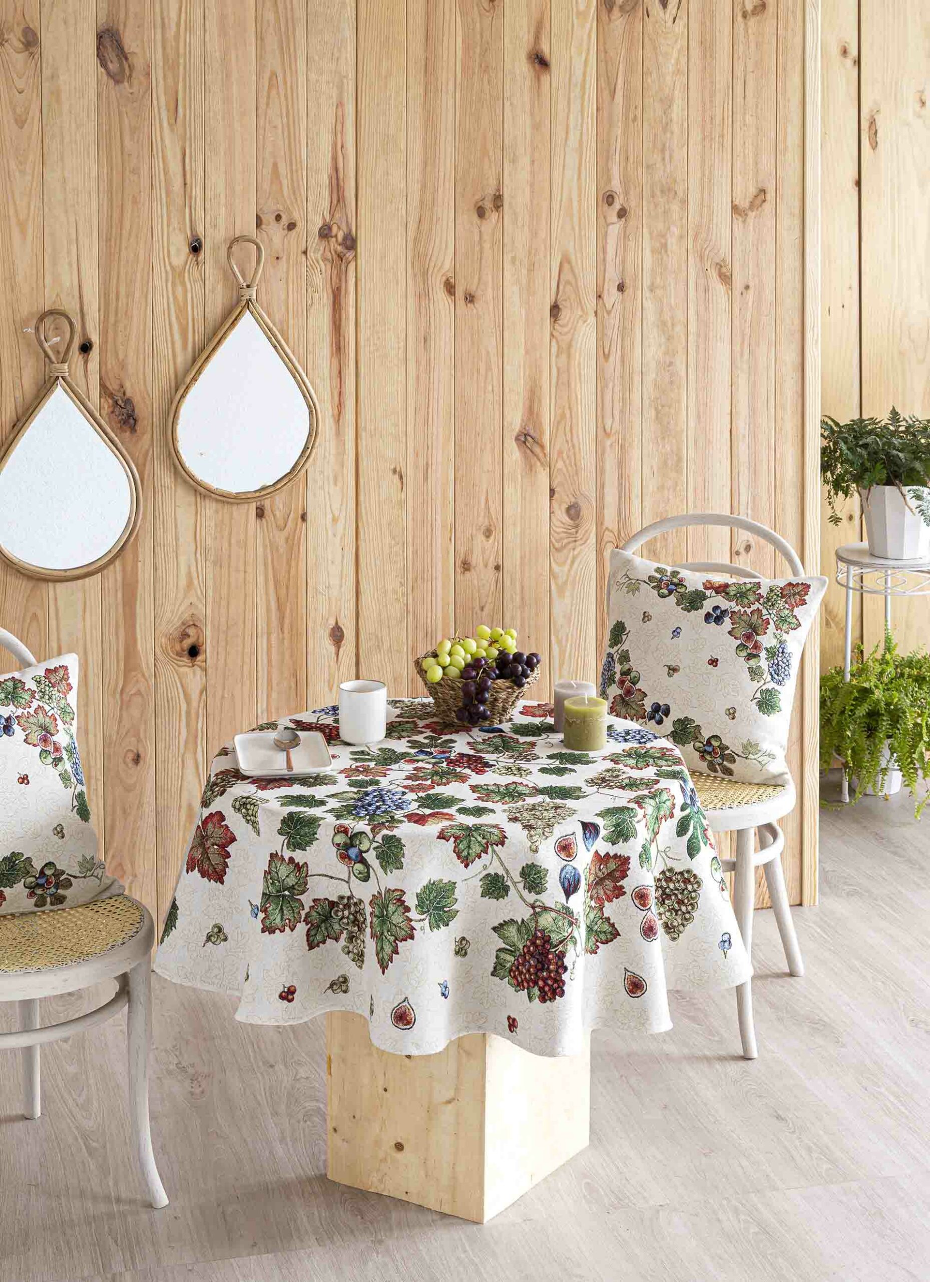 Jacquard tablecloth with vine leaves