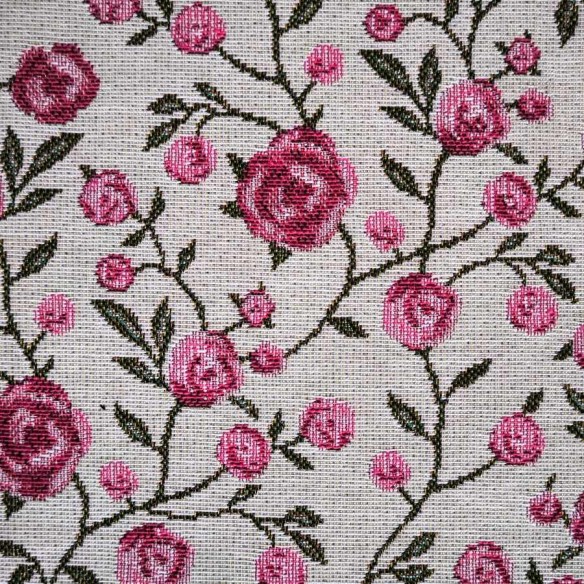 Tejido Jacquard WINS con flores rosas y hojitas verdes. Ancho 140